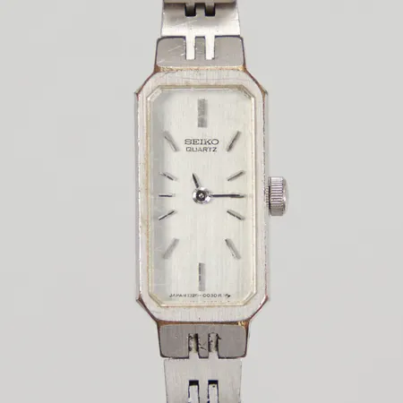 Damur Seiko äldre modell, 20X12mm, repigt glas, stål, serienummer 960373, referensnummer 1320-5020, kvartsur, går ej, inga tillbehör