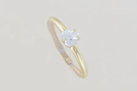 Ring med sten stl 19, bredd 5 mm, 9K Vikt: 0,6 g