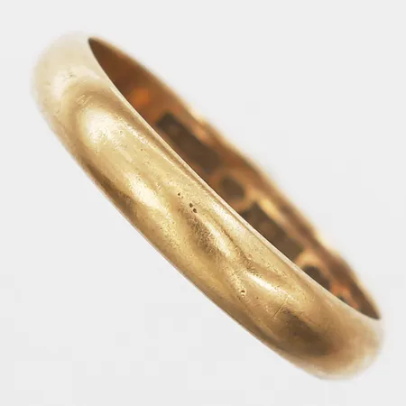 Ring slät med gravyr, stl: 22¾, 18K guld Vikt: 6,3 g