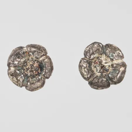 Ett par örhängen i form av blommor Ø10mm, stift, ostämplade, silver 830/1000 Vikt: 1,4 g