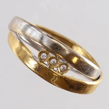 Ring med vita stenar stl:18 bredd 8mm urgrävda skenor tvåfärgat 18K. Vikt: 1,4 g
