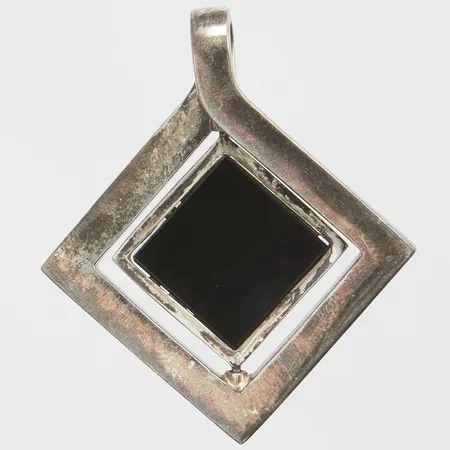 Hänge med rörlig del i onyx, 46,2x39,7mm, små nagg på onyxen. missfärgad, silver 925/1000 Vikt: 15,5 g