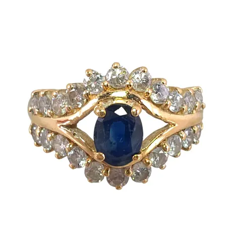 Diamantring i 18K guld med Safir 4 x 5,3 mm, Diamanter 22 x ca 0,03ct, svensk kontrollstämpel, stl:17½ mm, bredd 2 - 12 mm, safir med lätt slitage, för övrigt i fint skick Vikt: 3,8 g