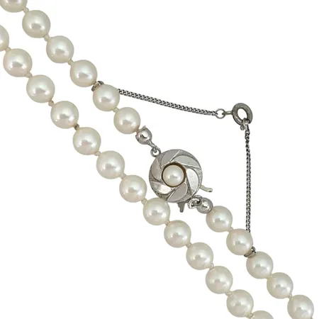 Pärlcollier lås i silver 835/1000 odlade sötvattenspärlor Ø5,8 mm, blåvitrosa ton, lås Ø11,5 mm med odlad pärla 4 mm, längd 69 cm, låssprint i metall, säkerhetskedja, fint skick, bruttovikt 28,6 gram Vikt: 28,6 g