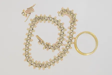 Ring graverad 23K 6,1 gr + defekt 18k 8,4 gr 
