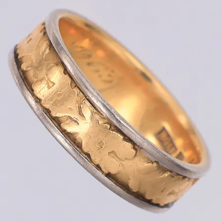 Ingenjörsring stl:18¾, gravyr, 18K Vikt: 7,3 g