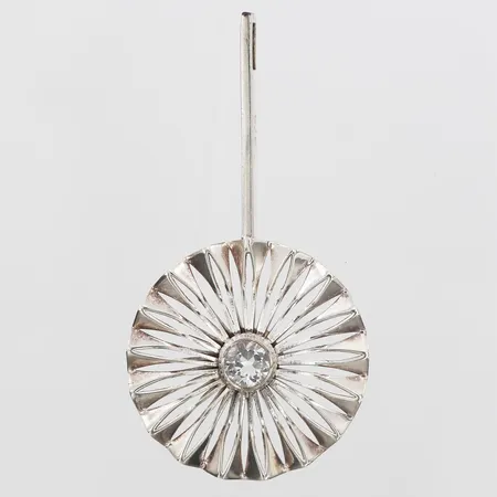 Hänge med vit sten, höjd 72mm, bredd 37mm, tillverkad av Alton, Falköping 1973, silver 925/1000 Vikt: 9,5 g