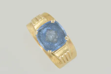 Ring med ljusblå sten-60-tal stl:17,25 mm bredd 9,3 mm,18K   Vikt: 4,8 g