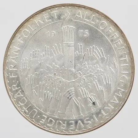 Minnesmynt, Nya Grundlagen, All Offentlig Makt i Sverige Utgår Från Folket, år 1975, nominellt värde 50kr, Ø36mm, silver 925/1000, missfärgat, plasteui Vikt: 27 g