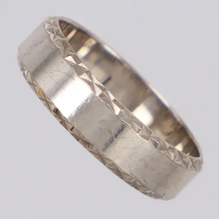Ring, slät, stl:16¼, gravyr, vitguld 18K Vikt: 4 g