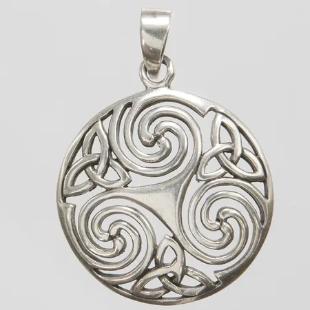 Hänge med keltiska symboler, en triskele omgiven av triquetror, 38,4x27,3mm, silver 925/1000 Vikt: 6,6 g