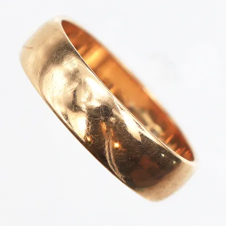 Ring slät, stl:19, bredd ca 5,6mm, 18K. Vikt: 5,6 g