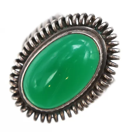Ring med grön sten, stl:16, bredd ca 5,3-26mm, gravyr, 835/1000 silver. Vikt: 8,4 g