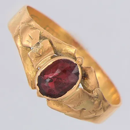Ring sliten röd sten stl:19½ Lundströms Guldsmedsaffär Göran Piteå 1938, 18K Vikt: 2,2 g
