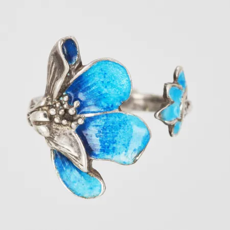 Ring med blomstermotiv i emalj, öppen modell med justerbar storlek, silver 830/1000 Vikt: 4,2 g