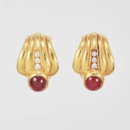 Ett par örhängen med cabochonslipade rubiner samt briljantslipade diamanter, rubiner 2 x ca 1,10ct, diamanter 2 x ca 0,03ct samt 4 x ca 0,02ct, clips, 18K guld Vikt: 10,5 g