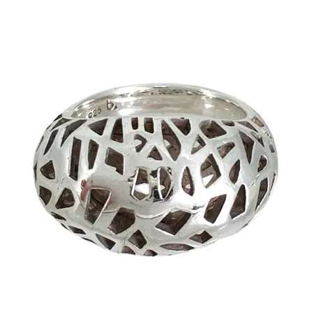 Ring silver 925/1000, genombruten geometrisk dekor, stl:18,0 mm, bredd 4,5-13,5 mm, uppbyggnad 9 mm, fint skick  Vikt: 9 g