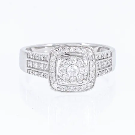 Ring Guldfynd med 48 x ca 0,005ct 8/8-slipade diamanter, 8 x ca 0,01ct och 1 x ca 0,03ct briljantslipade diamanter stl:15¼ bredd 2,5-8,8mm, vitguld 18K 2,5g.