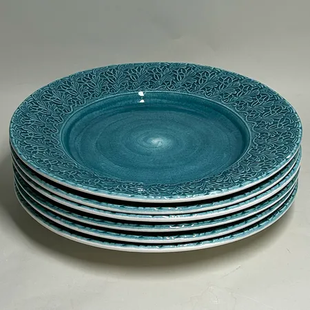 6 Tallrikar Mateus ur serien Lace i färgen Ocean Ø32,5cm höjd 4cm, handgjord keramik i Portugal, några små repor, nypris 625kr/st Skickas med postpaket.