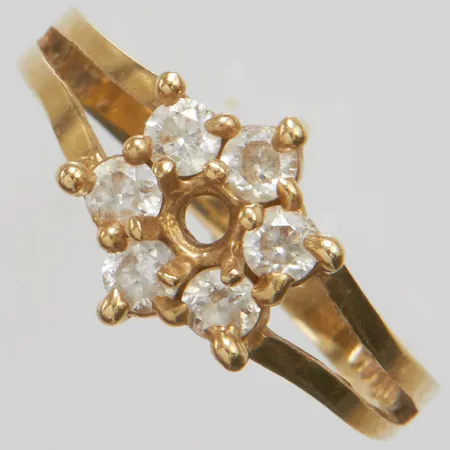 Ring med vita stenar varav en saknas, stl:17½, bredd: 2-9,9mm, 10K, bruttovikt 2,3g.