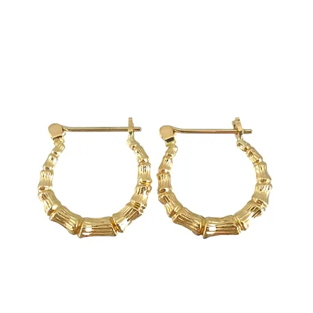 Örhängen Creoler i 14K guld, storlek 16 x 16 mm, tjocklek 2,3 mm Vikt: 1 g