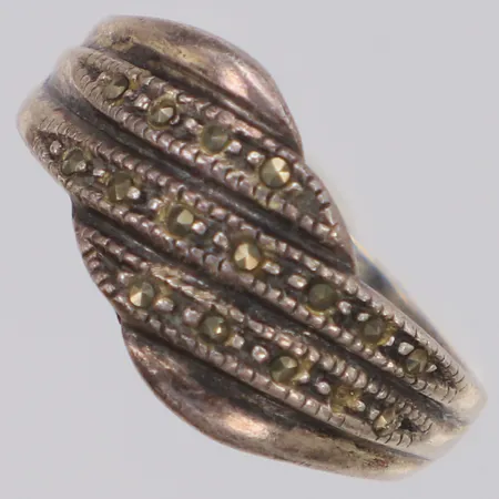 Ring med markasiter, stl: 18½, bredd 10,5mm, en sten saknas, 925/1000 silver Vikt: 4,7 g