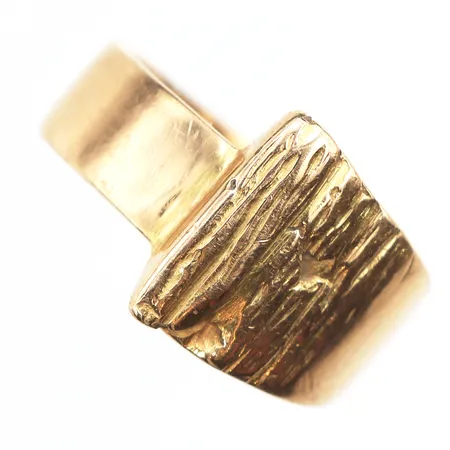 Ring mönstrad, stl:18½, bredd ca 6-13mm, 18K. Vikt: 9,1 g
