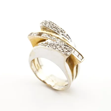Ring m diamanter, gul/vitguld, stl 17(53), bredd 11,5mm, 18k, 1 sten saknas Vikt: 14,8 g