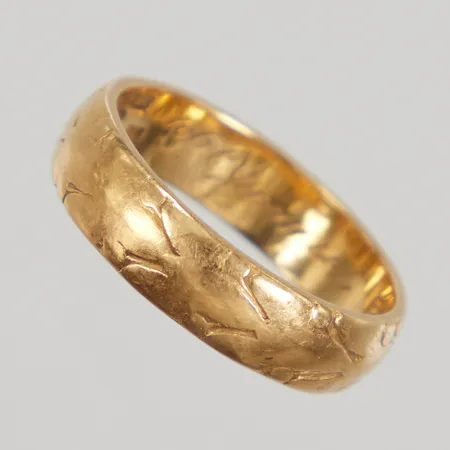 Ring med svag mönsterdekor, stl 18¼, bredd 5,2mm, Markströms Guldsmeds Ab Uppsala år 1911, gravyr, 20K Vikt: 6,8 g