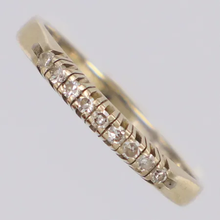 Ring med diamanter 9 x ca 0,013ct,12ctv enligt gravyr, vitguld, stl:18¾, bredd 1,68mm, 18K Vikt: 2,4 g
