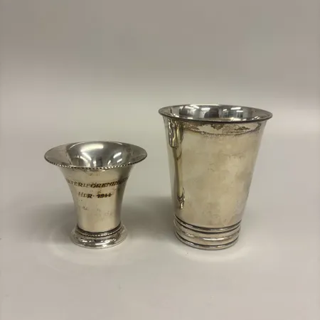 2 Bägare, höjd 6-9cm, gravyr, 830/1000 silver Vikt: 87,3 g