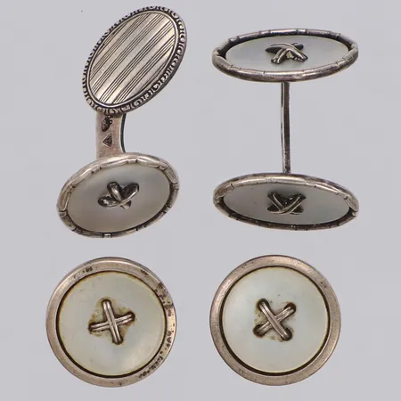 2 knappar,  2 omaka manschettknappar, 830/1000 silver Vikt: 9,3 g