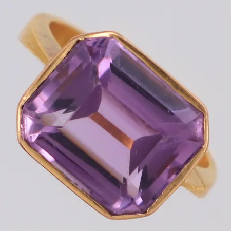 Ring med lila sten, lätt slitage, stl:17, bredd 14,9mm höjd 7,6mm, 20K/fattning i 18K Vikt: 7,3 g