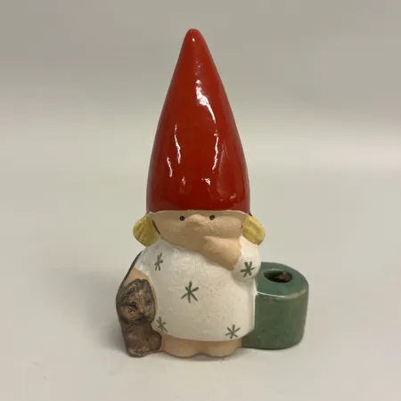 Figurin, Tomteflicka med katt ur serien Tomtefamilj höjd 14cm, signerad Lisa Larson (1931–2024), K-studion Gustavsberg, glaserat stengods