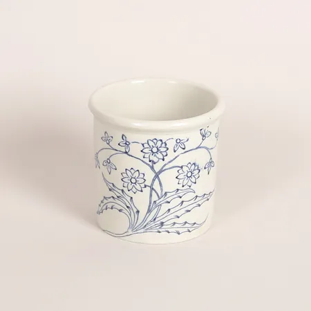 Krus stenmassa Gustafsberg sekelskiftet 1800-/1900, höjd 9,5cm, Ø9,5cm, mindre nagg vid botten Skickas med paket.