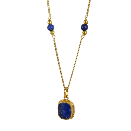 Collier i 14K guld med Lapis lazuli, Italien, längd 45,5 cm, kedjans bredd 1,2 mm, klotens diameter 4 mm. Hänge i 18K guld med Lapis lazuli, längd inkl. ögla 19 mm, bredd 11 mm, fint skick, stenar utan anmärkning, bruttovikt 5,14g Vikt: 5,1 g