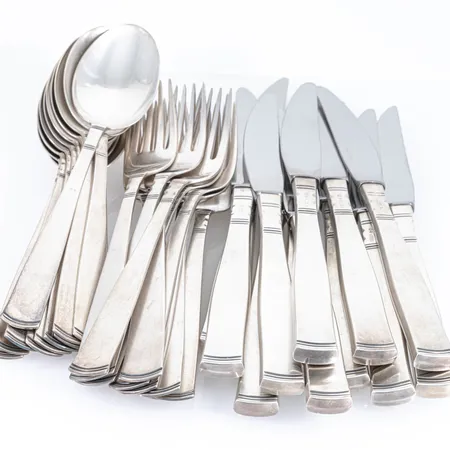 Rosenholm i silver 12 bordsgafflar 180 mm 10 bordsskedar 180 mm 12 bordsknivar med rostfria blad 197 mm. Gafflar & skedar 829g. Knivar bruttovikt 783g. Totalt 985g. Bruksskick.