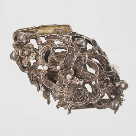 Brosch med floral dekor längd 55mm, bredd 34mm, höjd 19mm, ostämplat silver  Vikt: 20,1 g