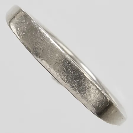 Ring stl:17 bredd: 1,5-3,1mm, svenska stämplar, repig, vitguld, 18K Vikt: 4,2 g