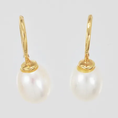 Ett par örhängen med sötvattenspärlor ca Ø8mm, längd 21mm, 18K. Vikt: 2,8 g