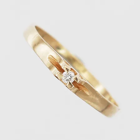 Ring med briljantslipad diamant ca 0,01ct, stl: 15¼, 18K guld Vikt: 0,9 g