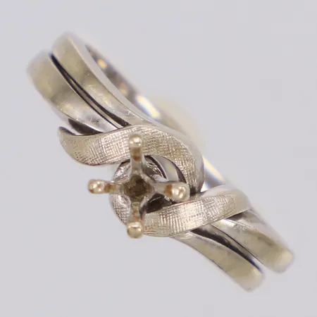 Ringskena, tvådelad, stl:16½, vitguld 14K  Vikt: 4,4 g