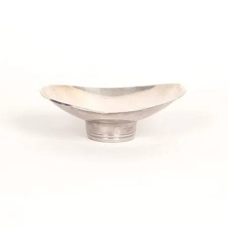 Skål med fylld fot, längd 12,5cm, bredd 10,5cm, gravyr, bucklor, silver 830/1000 Vikt: 104,6 g