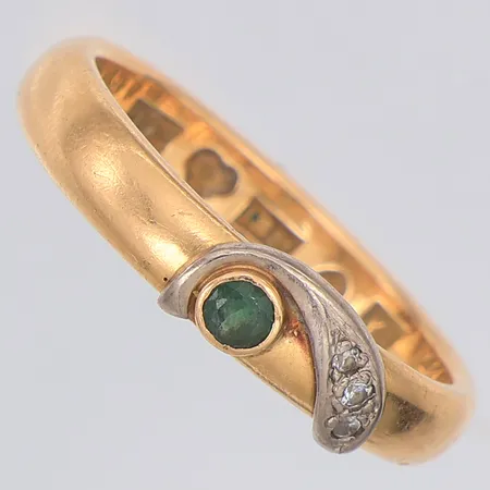 Ring grön & vita stenar stl:19¾, gravyr, 18K Vikt: 6,4 g