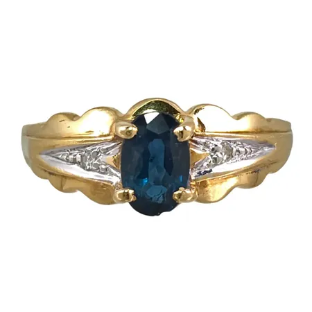 Ring i 18K guld med Safir 4 x 6 mm, Diamanter 2 x 0,005ct, svensk kontrollstämpel, stl:19¼ mm, bredd 1,3 - 7 mm, safir med kantskada Vikt: 2,5 g
