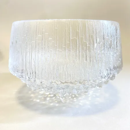 Skål Iittala modell Ultima Thule Ø15cm, höjd ca 12cm inget klistermärke formgivare Tapio Wirkkala, inga skador Skickas med postpaket.