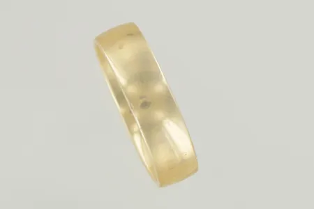 	Ring stl:20 bredd 5,9 mm, graverad 18K   Vikt: 7,3 g