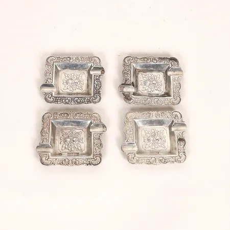Fyra askfat med rosdekor längd 9cm, bredd 7,5cm, Gewe Silvervarufabriken Ab, år 1948, inskriptioner på undersida, silver 830/1000 Vikt: 203,9 g