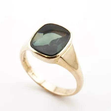 Ring m grön sten, stl 23(71), bredd 15mm, 18k, gravyr Vikt: 8,2 g