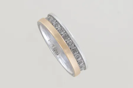 Ring med stenar stl:19¼ bredd 5 mm, silver/18K Vikt: 4,9 g